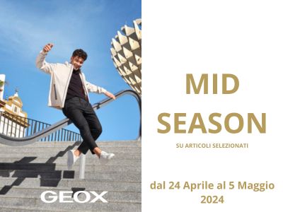 Ragazzo che scende le scale sul corrimano