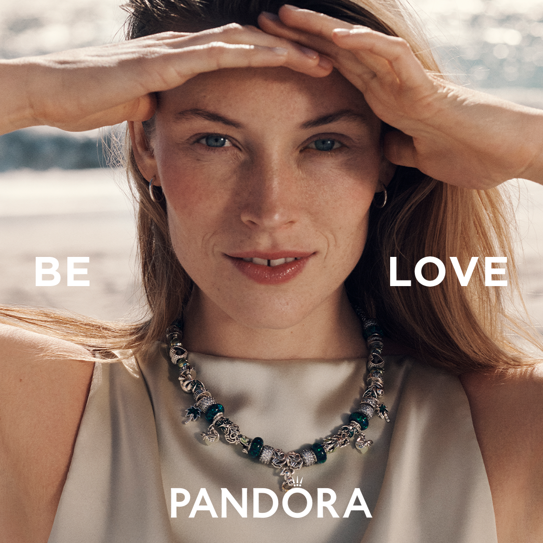 volto di ragazza con collana panndora